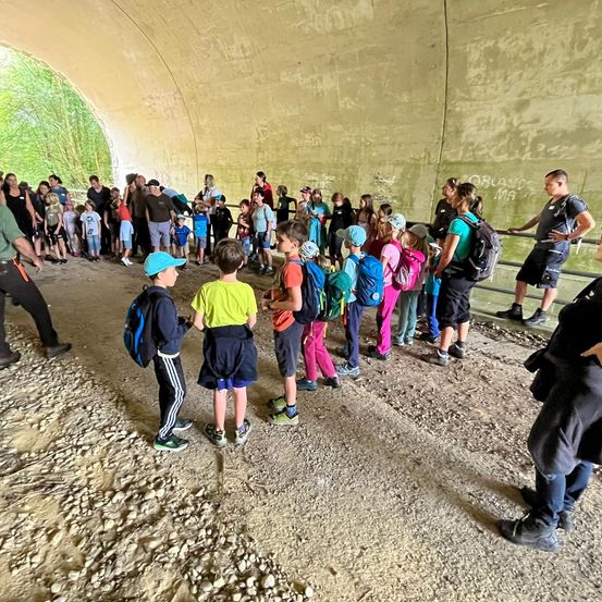 Bild enthält, People, Person, Adult, Male, Man, Boy, Child, Accessories, Bag, Handbag