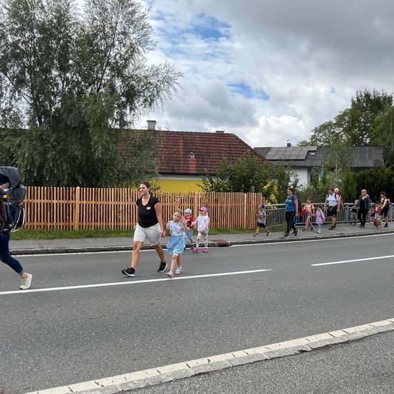 Bild enthält, People, Person, Footwear, Shoe, Playing Basketball, Sport, Shorts, Bicycle, Dog, Basketball Game