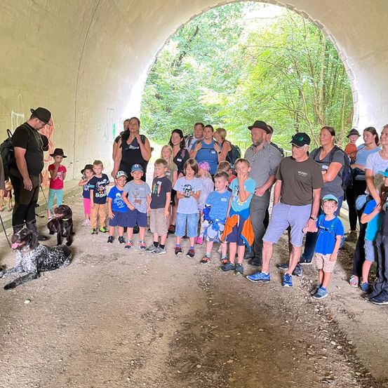 Bild enthält, People, Person, Outdoors, Shelter, Park, Adult, Male, Man, Tunnel, Groupshot