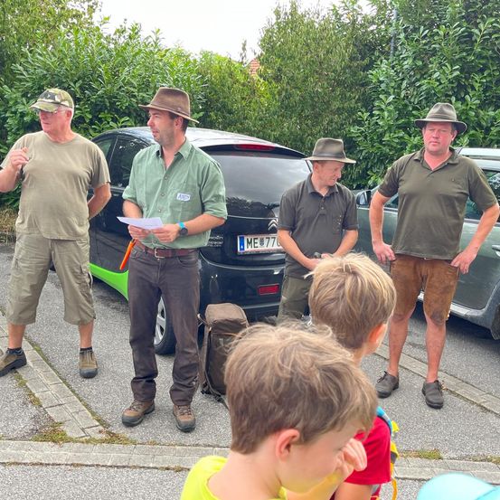 Bild enthält, Adult, Male, Man, Person, Boy, Child, People, Hat, Shorts, Advertisement