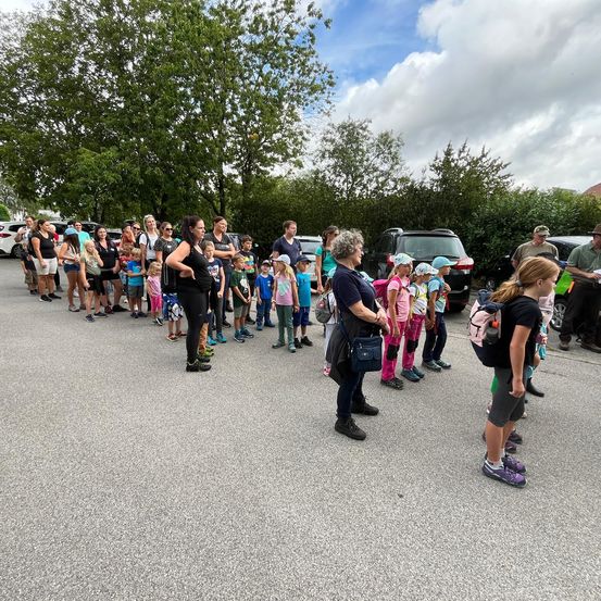 Bild enthält, People, Person, Flash Mob, Clothing, Footwear, Shoe, Car, Transportation, Vehicle, Helmet