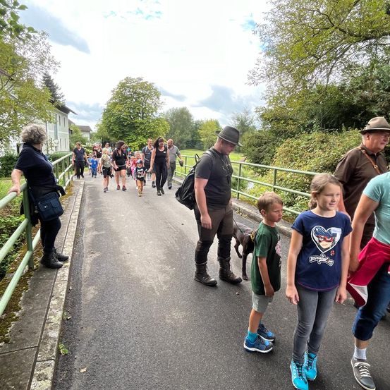 Bild enthält, Person, Walking, People, Boy, Male, Teen, Dog, Outdoors, Face, Shoe