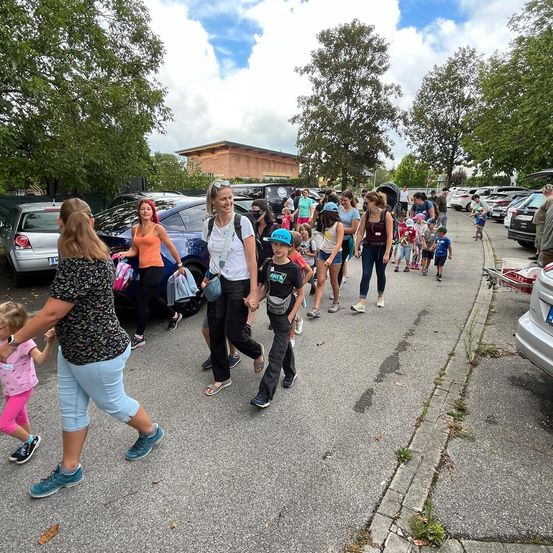 Bild enthält, People, Person, Child, Female, Girl, Adult, Woman, License Plate, Car, Shoe