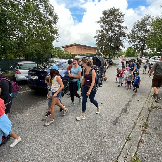 Bild enthält, People, Person, Adult, Male, Man, Female, Woman, Car, Shoe, Urban