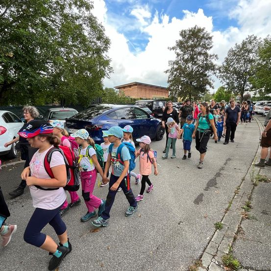 Bild enthält, People, Person, Adult, Male, Man, Shoe, Car, License Plate, Bag, Wristwatch