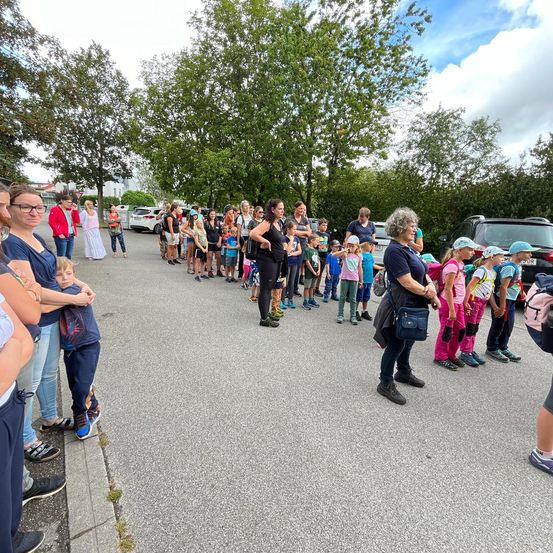 Bild enthält, People, Person, Flash Mob, Adult, Female, Woman, Footwear, Shoe, Accessories, Glasses