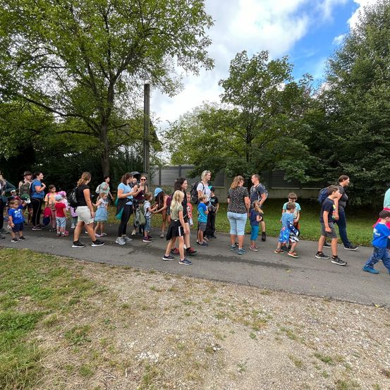 Bild enthält, People, Person, Park, Adult, Male, Man, Vegetation, Walking, Shoe, Tree
