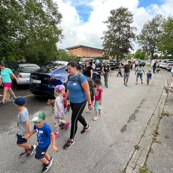 Bild enthält, People, Person, City, Urban, Walking, Boy, Child, Male, Car, Shoe