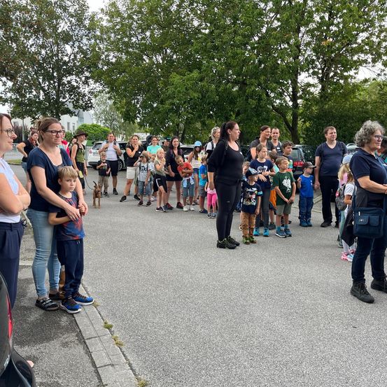 Bild enthält, People, Person, Adult, Male, Man, Pants, Flash Mob, Female, Woman, Dog