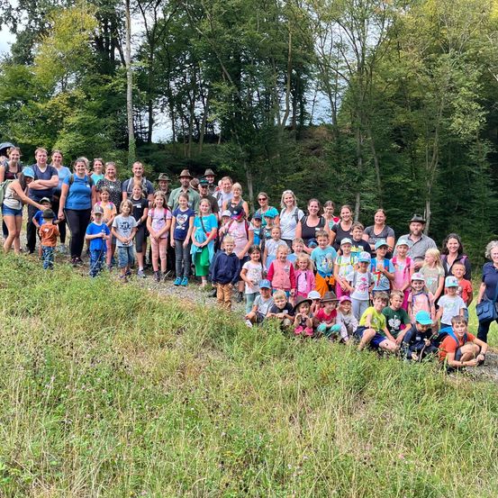 Bild enthält, Grass, Nature, Park, Vegetation, Grove, Land, Tree, Woodland, People, Portrait