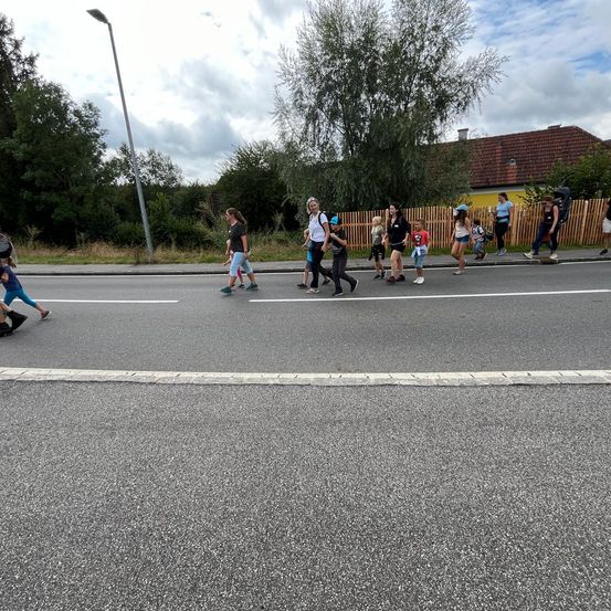 Bild enthält, People, Person, Footwear, Shoe, Walking, Baseball Game, Sport, Basketball Game, Shorts, Road