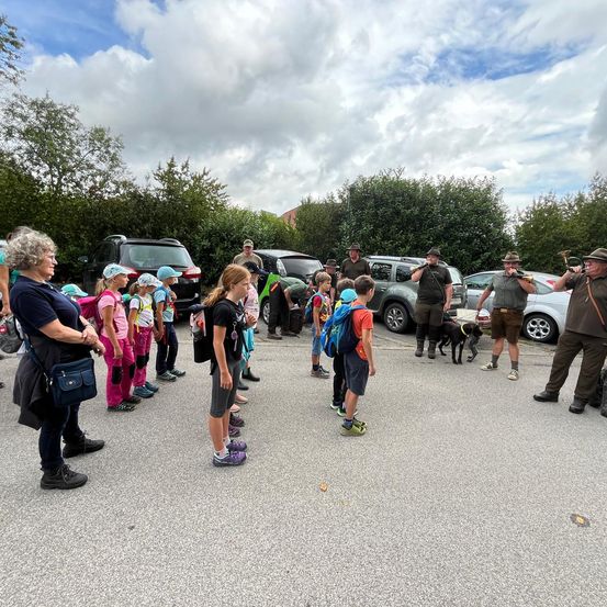Bild enthält, People, Person, Adult, Male, Man, Shoe, Dog, Car, Wheel, Walking