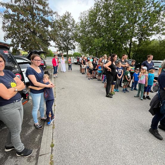 Bild enthält, People, Person, Pants, Adult, Female, Woman, Male, Man, Urban, City