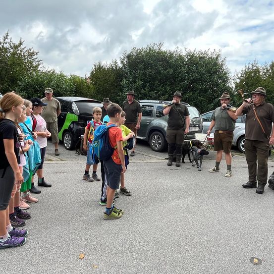 Bild enthält, People, Person, Bag, Adult, Male, Man, Dog, Female, Woman, Car