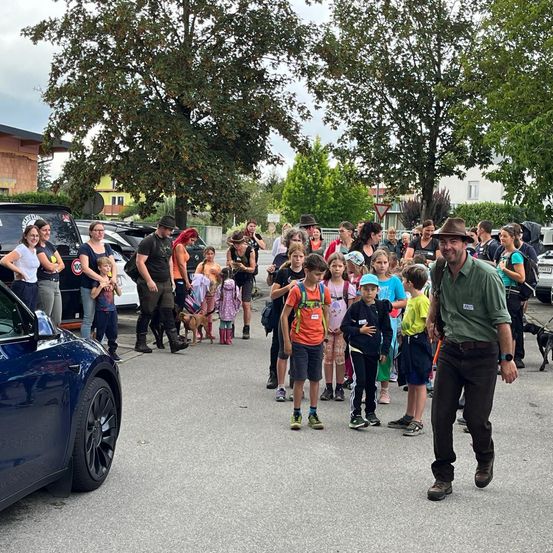 Bild enthält, People, Person, Adult, Male, Man, Urban, Dog, Car, Shoe, City
