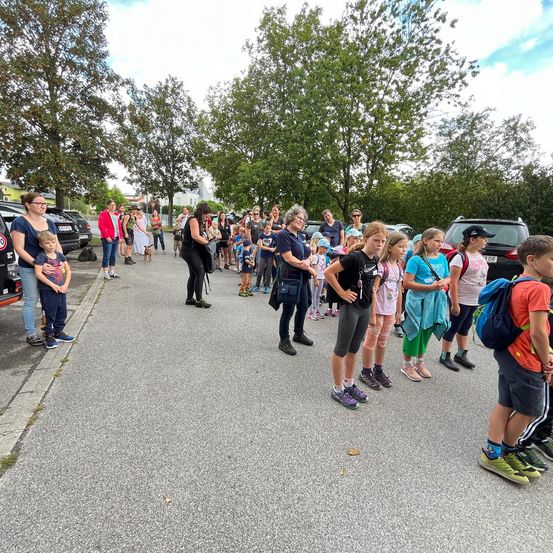 Bild enthält, People, Person, Flash Mob, Boy, Child, Male, Clothing, Footwear, Shoe