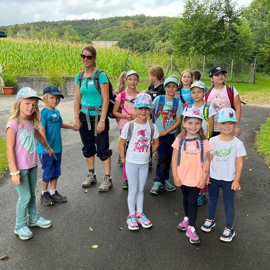 Bild enthält, Nature, Outdoors, People, Person, Countryside, Child, Female, Girl, Rural, Boy