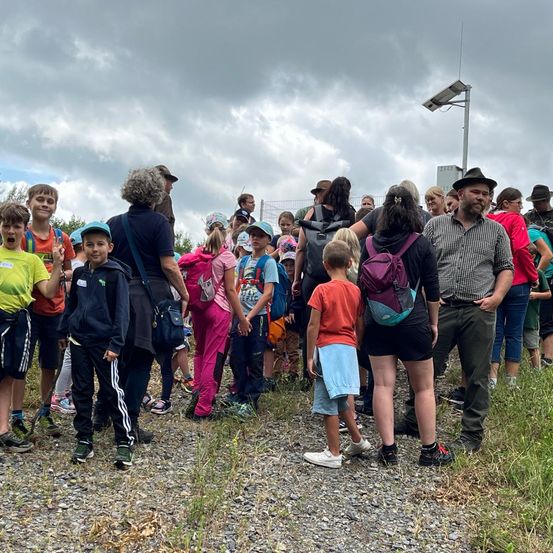 Bild enthält, Bag, Backpack, Backpacking, Person, Adult, Male, Man, Boy, Child, Shorts