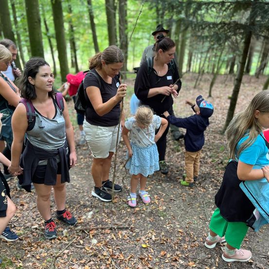 Bild enthält, Vegetation, People, Person, Bag, Child, Female, Girl, Shorts, Baton, Woodland