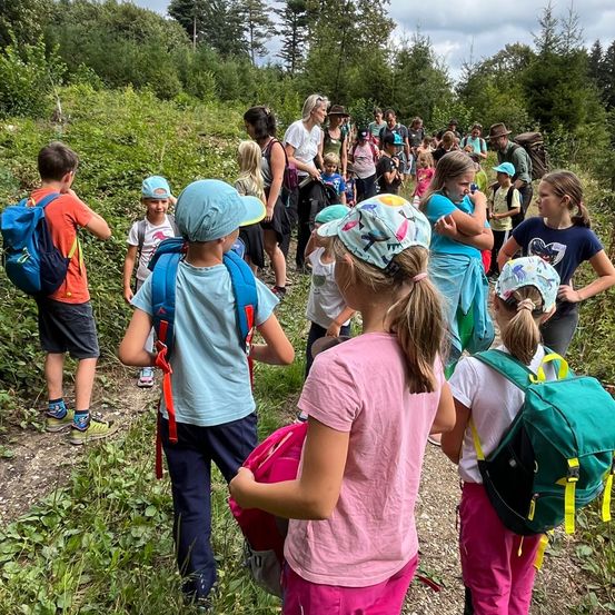 Bild enthält, Bag, Backpack, Backpacking, Person, Child, Female, Girl, Boy, Male, Shorts