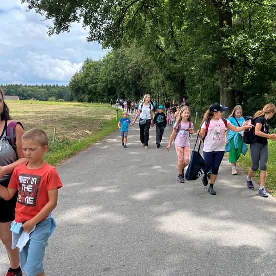Bild enthält, People, Person, Park, Walking, Boy, Child, Male, Vegetation, Girl, Teen