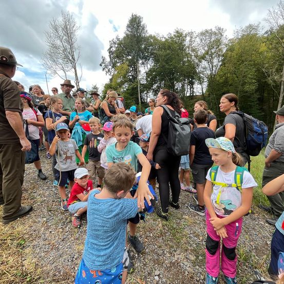 Bild enthält, People, Person, Bag, Child, Female, Girl, Adult, Male, Man, Boy