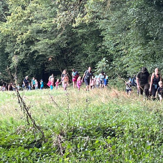 Bild enthält, Person, Walking, Vegetation, Bag, Hiking, Tree, Woodland, Backpack, Backpacking, Grass