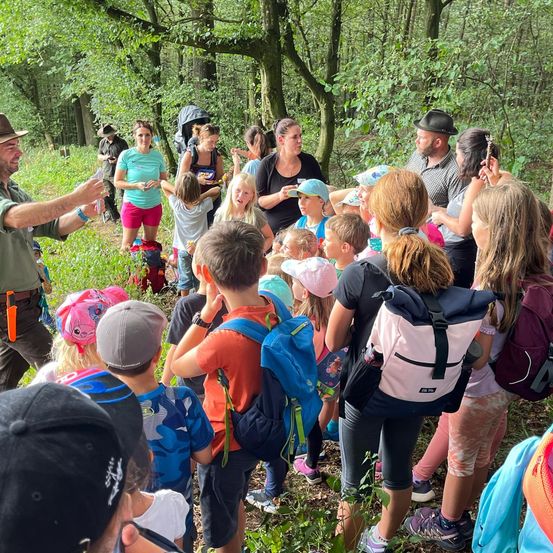 Bild enthält, Vegetation, Park, People, Person, Bag, Tree, Woodland, Child, Female, Girl