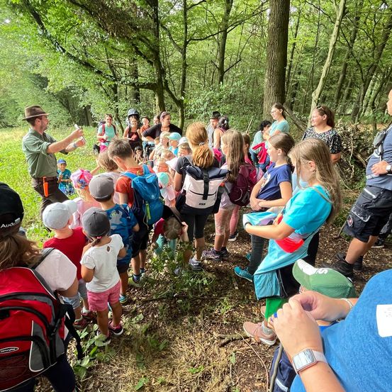 Bild enthält, Bag, Adult, Female, Person, Woman, Backpacking, Child, Girl, Boy, Male