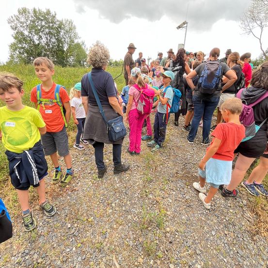 Bild enthält, Person, Walking, Bag, Boy, Child, Male, Adult, Man, People, Outdoors