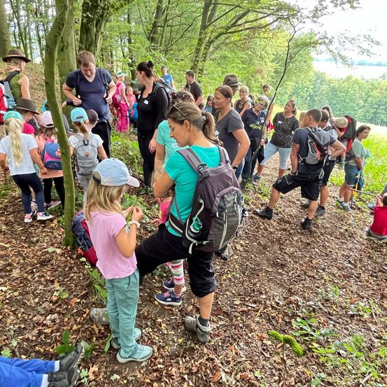 Bild enthält, People, Person, Bag, Adult, Male, Man, Backpack, Backpacking, Child, Girl