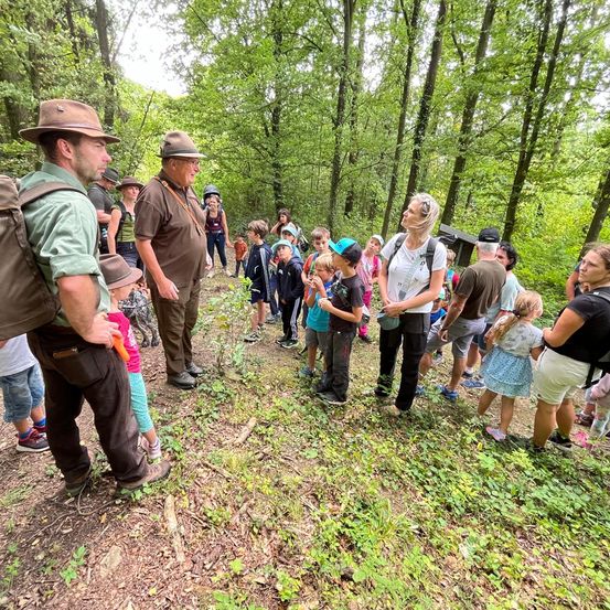 Bild enthält, Bag, Backpack, Backpacking, Person, Adult, Female, Woman, Male, Man, Outdoors