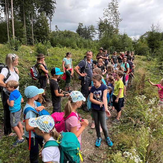 Bild enthält, People, Person, Bag, Child, Female, Girl, Boy, Male, Backpack, Backpacking