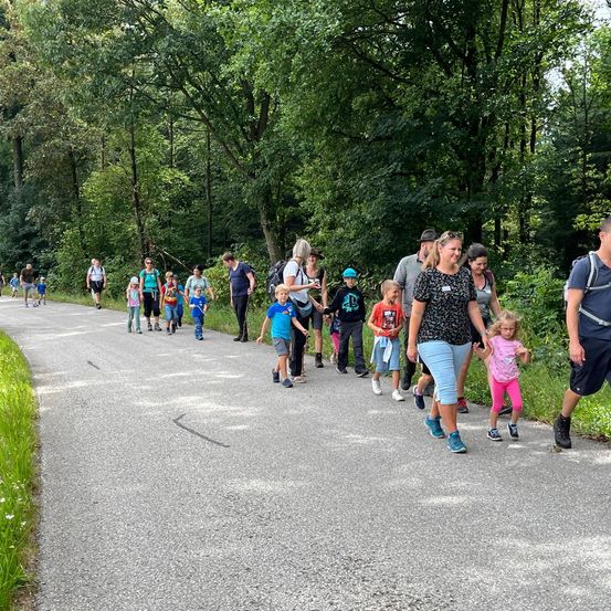 Bild enthält, Person, Walking, People, Vegetation, Outdoors, Park, Woodland, Adult, Female, Woman