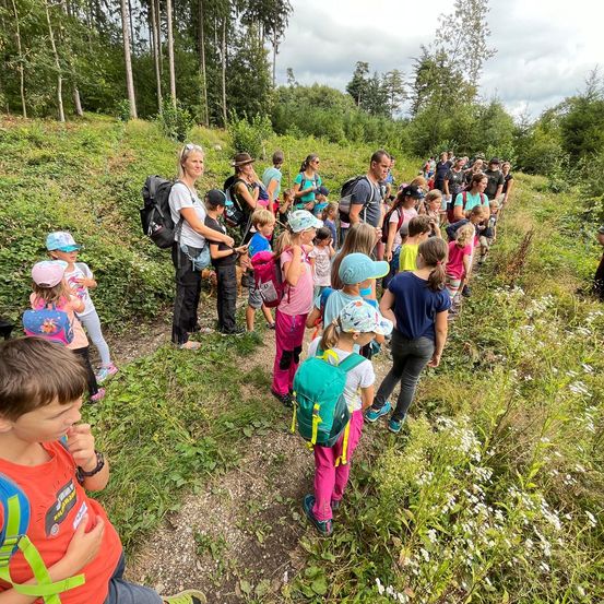 Bild enthält, People, Person, Bag, Boy, Child, Male, Adult, Man, Female, Woman