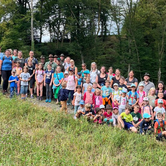 Bild enthält, Grass, Park, Vegetation, People, Grove, Land, Tree, Woodland, Portrait, Grassland