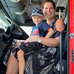 Bild enthält, Person, Photography, Portrait, Clothing, Shorts, Adult, Female, Woman, Transportation, Vehicle