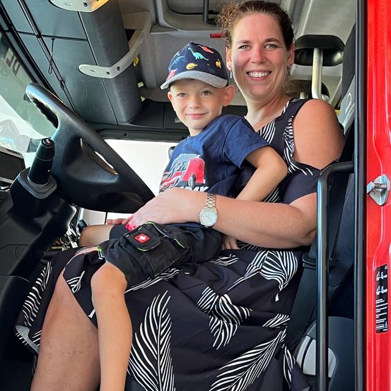 Bild enthält, Person, Photography, Portrait, Clothing, Shorts, Adult, Female, Woman, Transportation, Vehicle