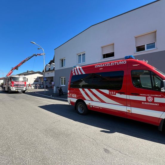 Bild enthält, Moving Van, Transportation, Van, Vehicle, Truck, Fire Station, Fire Truck