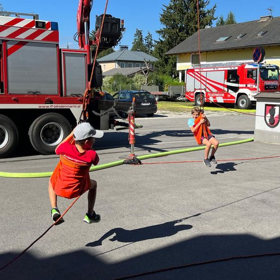 Bild enthält, Boy, Child, Male, Person, Car, Transportation, Vehicle, Clothing, Shorts