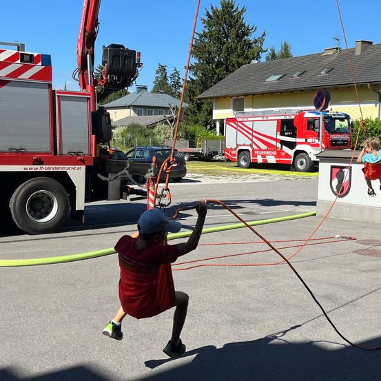 Bild enthält, Person, Boy, Child, Male, Car, Vehicle, Shoe, Shorts, Wheel, Working Out