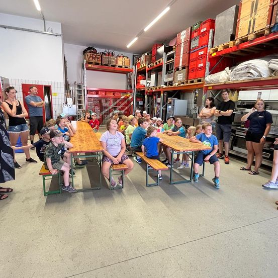 Bild enthält, People, Person, Adult, Female, Woman, Urban, Male, Man, Indoors, Cafeteria