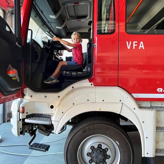 Bild enthält, Boy, Child, Male, Person, Machine, Wheel, Tire, Car, Transportation, Vehicle