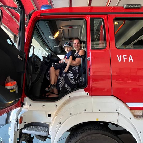 Bild enthält, Adult, Female, Person, Woman, Fun, Vacation, Machine, Wheel, Car, Vehicle