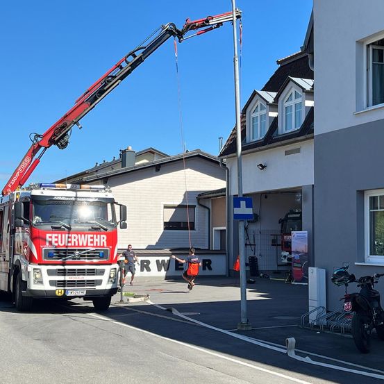 Bild enthält, Transportation, Truck, Vehicle, Person, Fire Station, Fire Truck, Machine, Wheel, Motorcycle