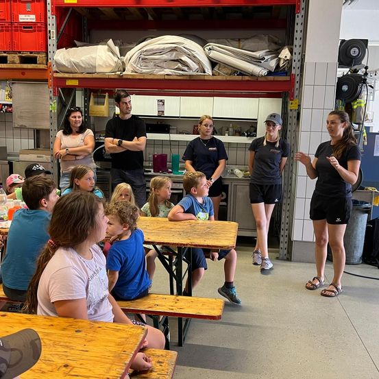 Bild enthält, Cafeteria, Indoors, Restaurant, Wood, Shorts, Person, Boy, Child, Male, Wristwatch