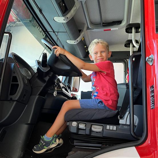 Bild enthält, Boy, Child, Male, Person, Transportation, Vehicle, Car, Car - Interior, Car Seat, E-scooter