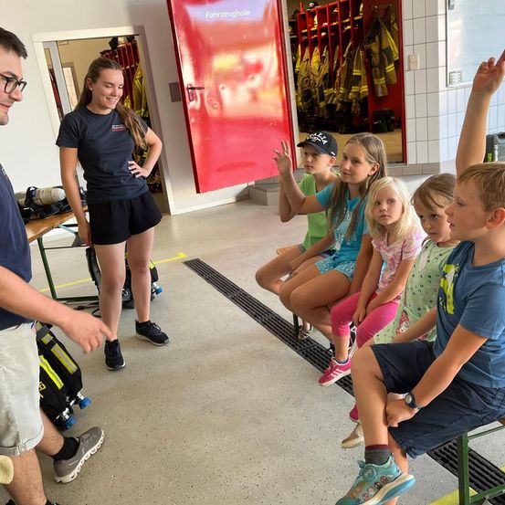 Bild enthält, Person, Shorts, People, Adult, Male, Man, Child, Female, Girl, Photobombing