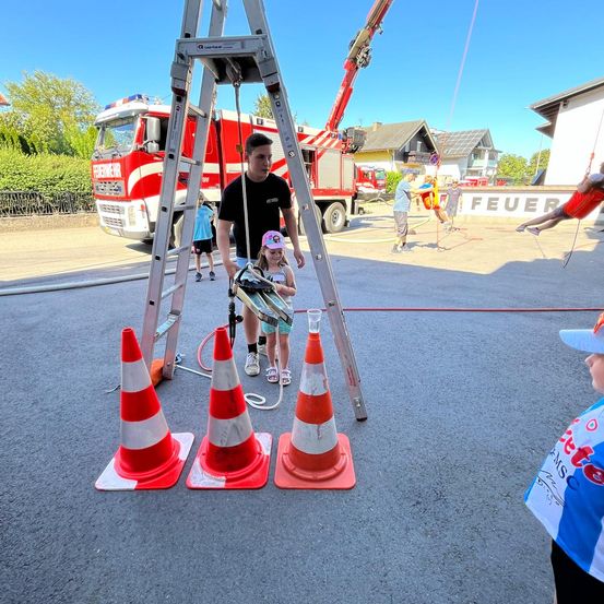 Bild enthält, Person, Worker, Boy, Child, Male, Teen, Outdoors, Head
