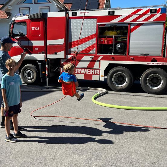 Bild enthält, Boy, Child, Male, Person, Machine, Wheel, Transportation, Truck, Vehicle, Shorts